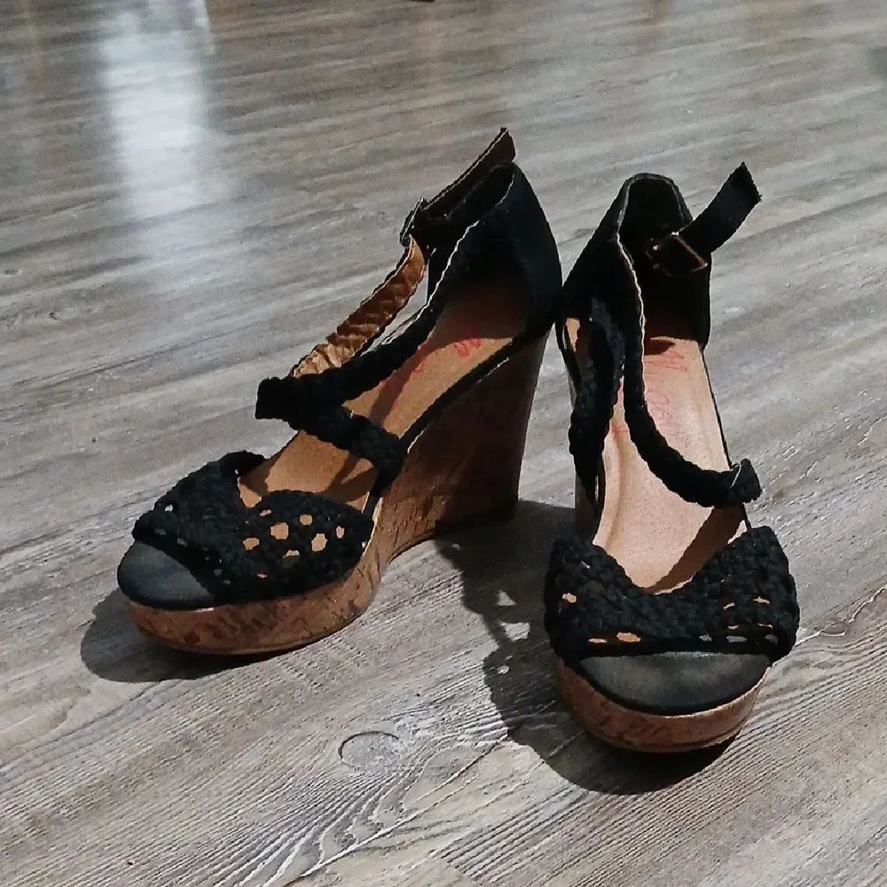 Jellypop monique  black color crochet wedge shoes Sz 8 EUC